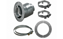 Fünf silberne Metallteile auf weißem Hintergrund: ein konusförmiges Teil, zwei geteilte Ringe mit Schrauben, eine Bandklemme mit Schraube und ein flacher ringförmiger Plattenring mit Bohrungen