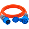 Aufgerolltes orangefarbenes Kabel mit blauem CEE-Stecker (drei runde Stifte) und blauer Kupplungsbuchse mit offenem Schutzdeckel, graue Manschetten, weißer Hintergrund