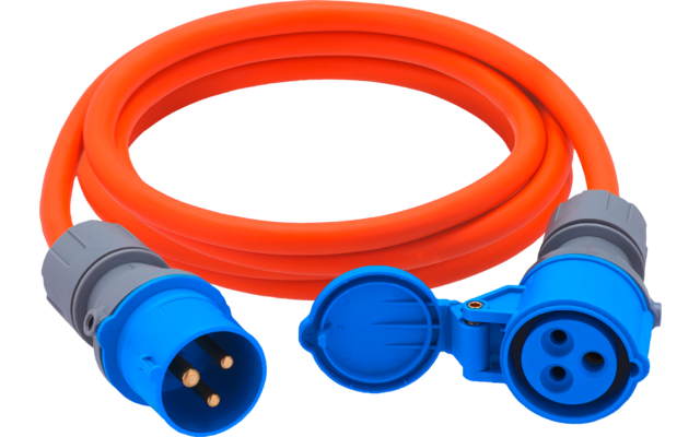 Aufgerolltes orangefarbenes Kabel mit blauem CEE-Stecker (drei runde Stifte) und blauer Kupplungsbuchse mit offenem Schutzdeckel, graue Manschetten, weißer Hintergrund