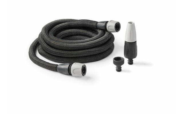 Schwarzer, aufgerollter Schlauch mit Metallanschlüssen und zwei Aufsätzen auf weißem Hintergrund