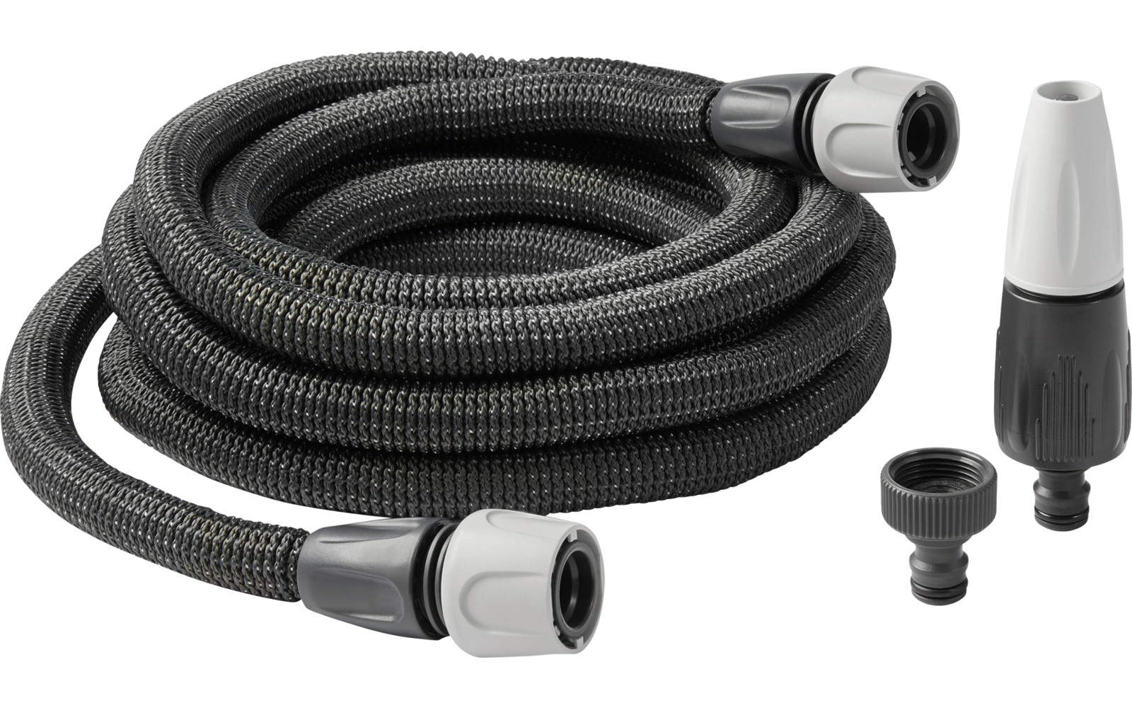 Schwarzer, aufgerollter Schlauch mit Metallanschlüssen und zwei Aufsätzen auf weißem Hintergrund
