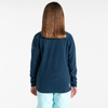 Kind mit langen braunen Haaren, steht mit dem Rücken zur Kamera, trägt blaues Oberteil und helle Hose