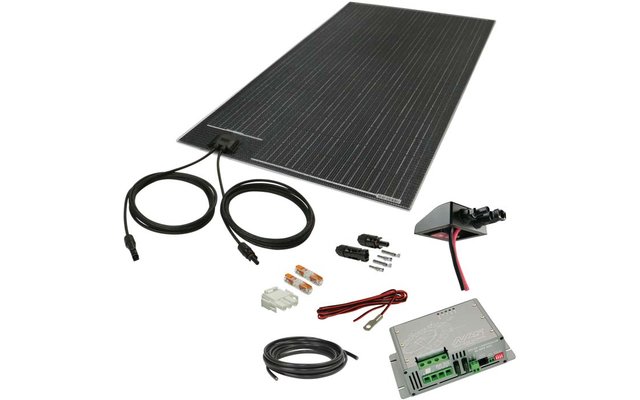 Schwarzes rechteckiges Solarmodul mit zwei Kabeln, mehrere Stecker, rote und schwarze Leitungen, Schrauben und ein graues Anschlussgerät auf weißem Hintergrund