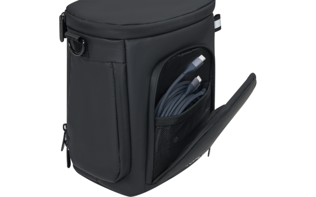 Zwarte rechthoekige tas met afgerond deksel, voorvak met rits open, netvak met twee grijze gevlochten kabels met metalen stekkers