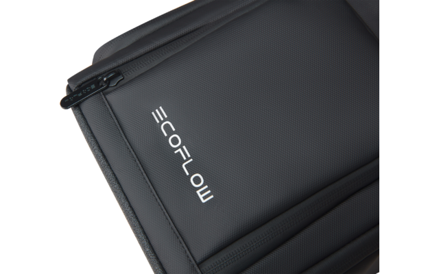 Close-up van een zwarte, gestructureerde hoes met ritssluiting en wit "ECOFLOW"-logo