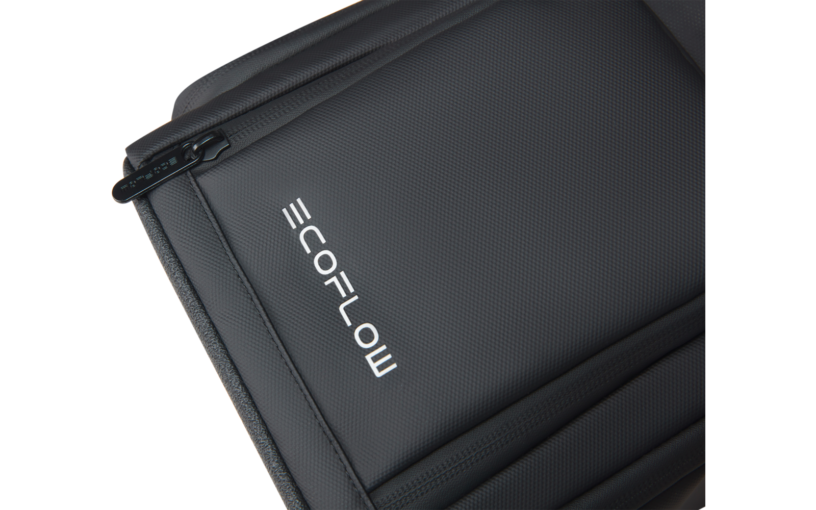 Close-up van een zwarte, gestructureerde hoes met ritssluiting en wit "ECOFLOW"-logo
