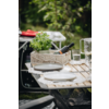 Table dressée à l'extérieur avec assiettes, verres et couverts