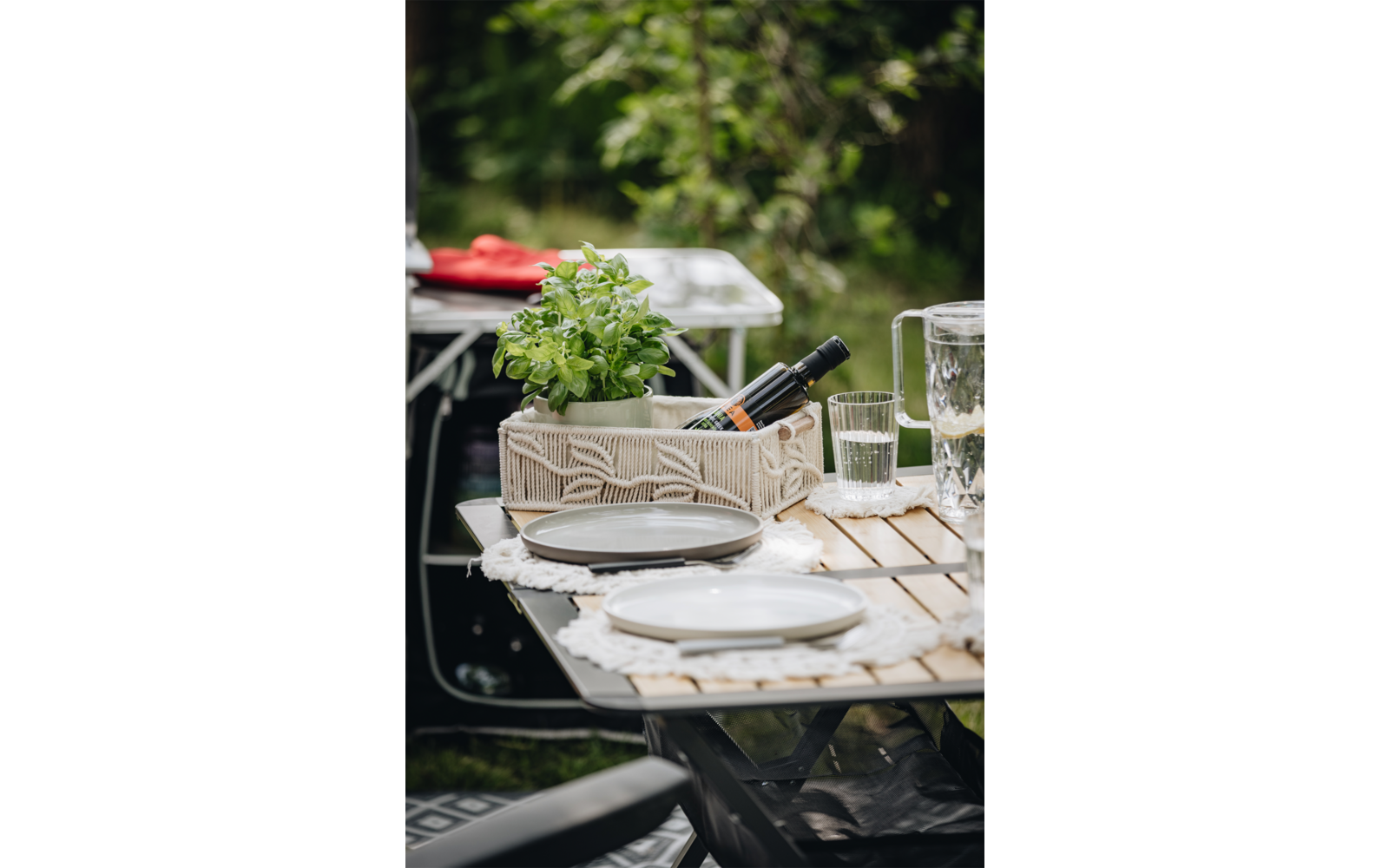 Table dressée à l'extérieur avec assiettes, verres et couverts