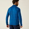 Mann von hinten mit blauem Pullover und dunkler Hose vor weißem Hintergrund