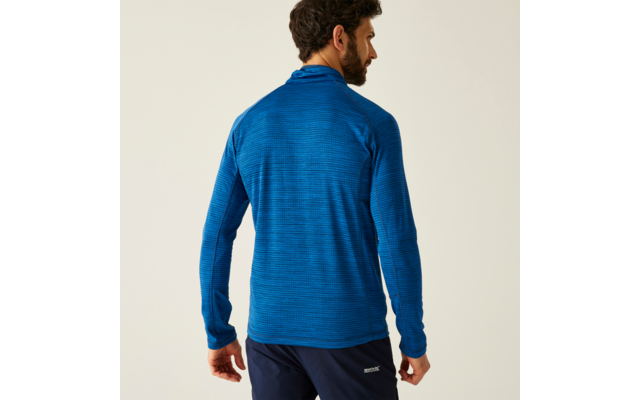 Mann von hinten mit blauem Pullover und dunkler Hose vor weißem Hintergrund