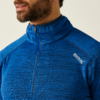 Mann trägt einen blauen Pullover mit Reißverschluss