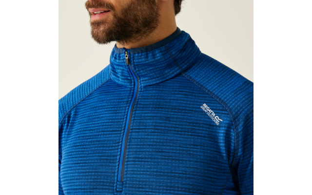 Mann trägt einen blauen Pullover mit Reißverschluss
