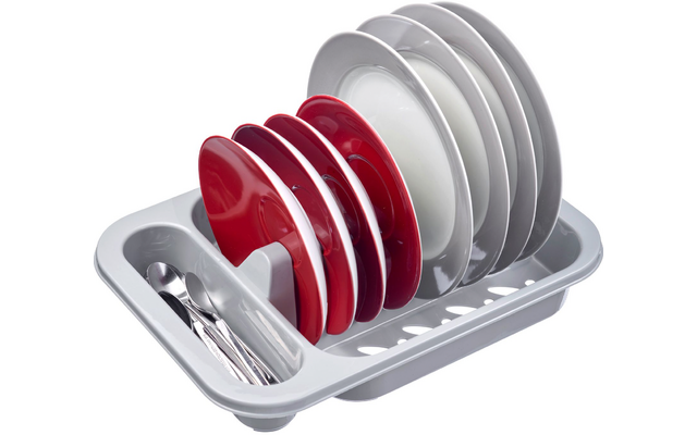 Égouttoir gris avec assiettes rouges et blanches et couverts dans le porte-couverts