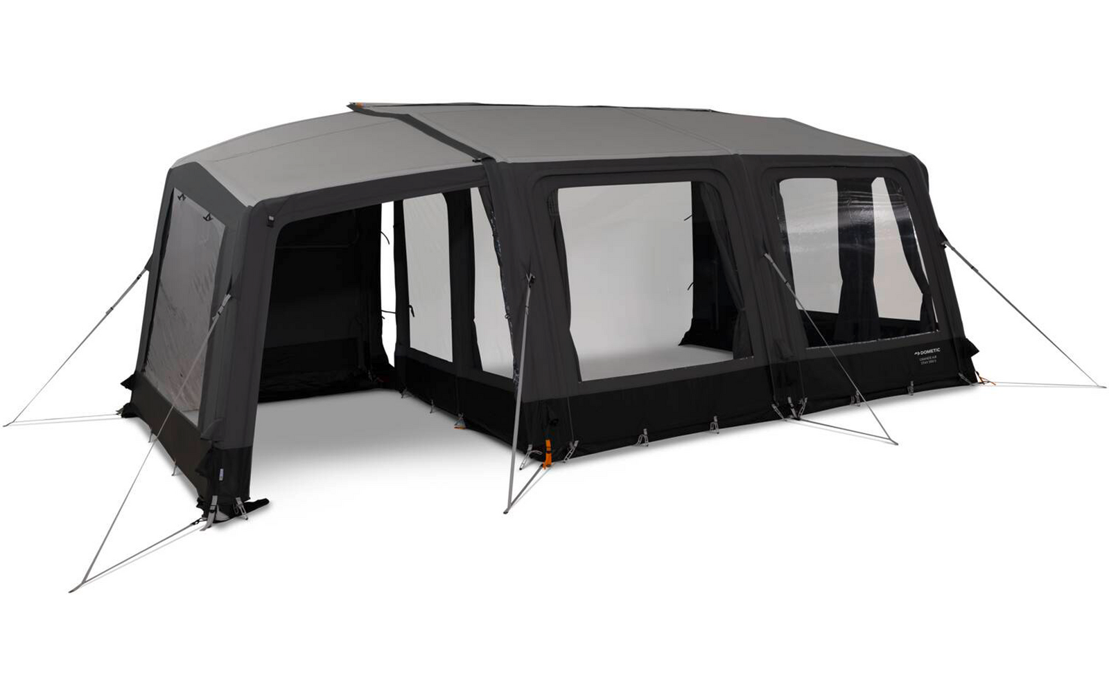 Großes graues und schwarzes Zelt mit mehreren rechteckigen Fenstern, zwei offenen Eingängen und gespannten Abspannleinen