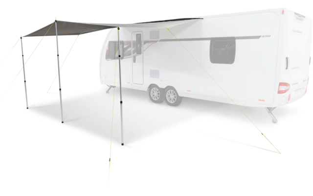 Weißer Wohnwagen mit ausgefahrener dunkelgrauer Markise, gestützt von drei Stangen und abgespannten gelben Leinen