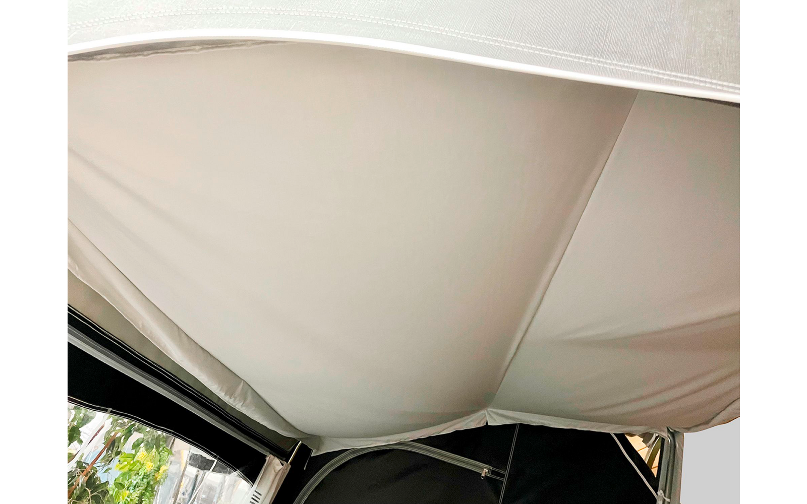 Weißes, gespanntes Zelt- oder Markisengewebe von unten aufgenommen