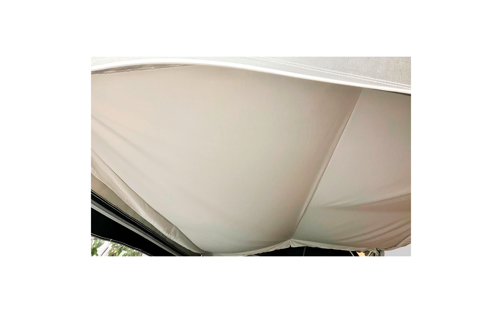 Weißes, gespanntes Zelt- oder Markisengewebe von unten aufgenommen