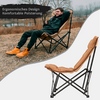 Mann sitzt entspannt auf einem ergonomischen Stuhl mit braunem Sitz und schwarzem Gestell im Freien