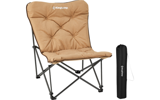 Faltbarer Campingstuhl mit orangem Sitz und Rückenlehne, daneben schwarze Tragetasche