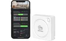 Smartphone mit geöffnetem App‑Bildschirm in dunklem Design, oben Foto eines Sofas, deutsche Menütexte und grüne Kippschalter, Temperaturanzeige '20 °C'; daneben weißes quadratisches Gerät mit runder Vertiefung und dem Schriftzug 'sonsor'