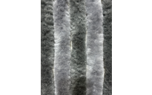 Nahaufnahme von vertikalen, flauschigen Streifen in hellgrau und dunkelgrau