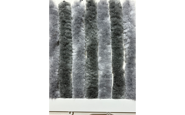 Senkrechte flauschige Streifen in verschiedenen Grautönen auf hellem Hintergrund; am unteren Bildrand ein schmaler weißer Rand mit Metallhaken
