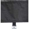 Un tissu noir avec une boucle métallique attachée au bord inférieur
