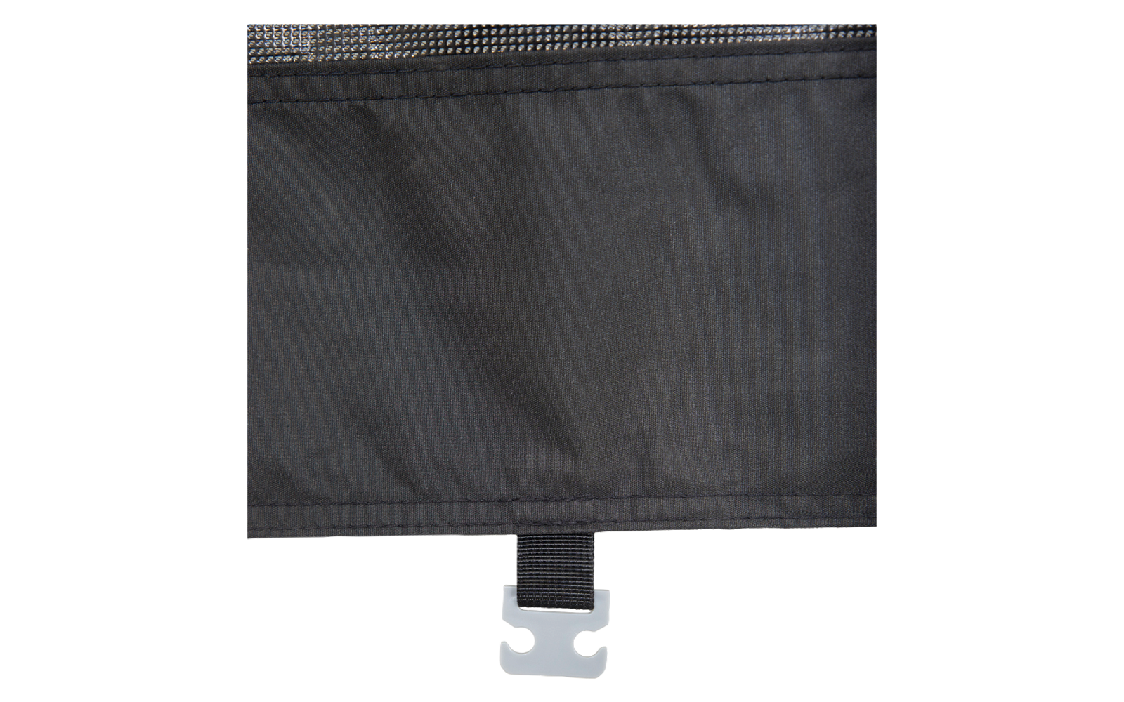 Un tissu noir avec une boucle métallique attachée au bord inférieur