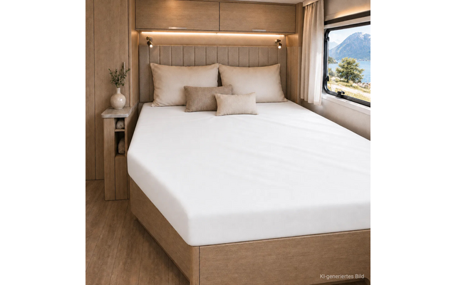 Tweepersoonsbed met kussens in een houten afgewerkte ruimte, nachtkastje met vaas, wandlampen, raam met uitzicht op meer en bergen, gordijn