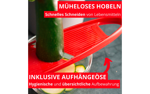 Râpe en plastique rouge avec lame métallique, un concombre vert glissé dessus, de fines tranches de concombre tombent dans un bol en verre ; bannières rouges avec texte allemand en blanc 'MÜHELOSES HOBELN', 'Schnelles Schneiden von Lebensmitteln', 'INKLUSIVE AUFHÄNGEÖSE', 'Hygienische und übersichtliche Aufbewahrung'