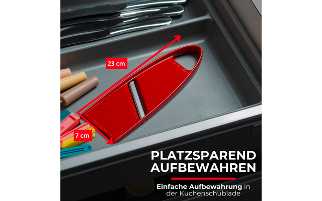 Tiroir de cuisine gris avec couverts en haut à gauche, râpe rouge avec flèches de mesure 23 cm et 7 cm, ustensiles colorés à gauche, texte blanc superposé PLATZSPAREND AUFBEWAHREN et sous-titre Einfache Aufbewahrung in der Küchenschublade