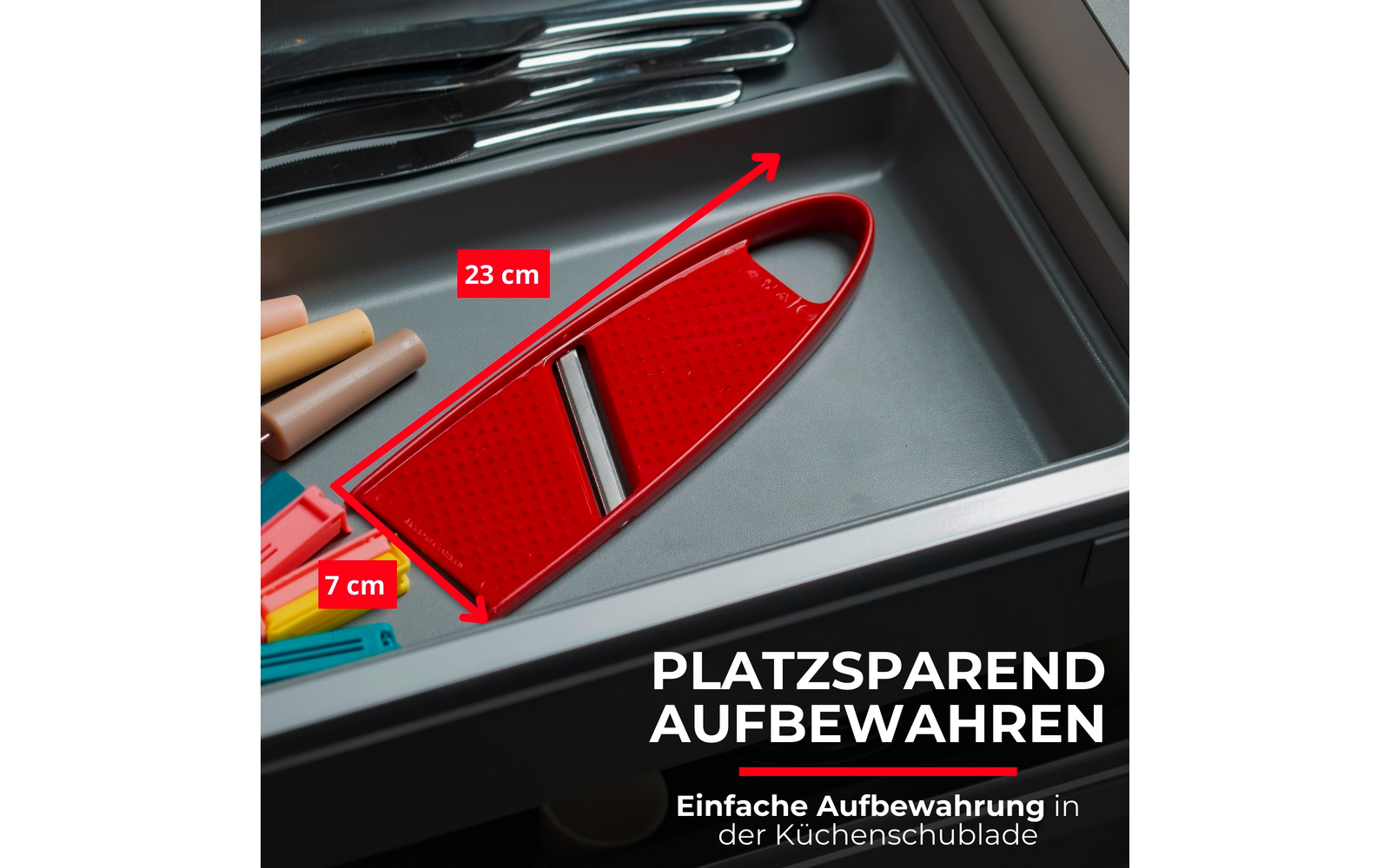 Tiroir de cuisine gris avec couverts en haut à gauche, râpe rouge avec flèches de mesure 23 cm et 7 cm, ustensiles colorés à gauche, texte blanc superposé PLATZSPAREND AUFBEWAHREN et sous-titre Einfache Aufbewahrung in der Küchenschublade