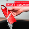 Main tenant une pièce en plastique rouge avec une lame métallique visible sous de l'eau courante au-dessus d'un évier noir ; bannières rouges avec texte blanc Kinderleichte Reinigung et EINFACHE HANDWÄSCHE