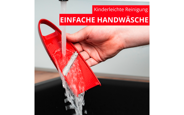 Main tenant une pièce en plastique rouge avec une lame métallique visible sous de l'eau courante au-dessus d'un évier noir ; bannières rouges avec texte blanc Kinderleichte Reinigung et EINFACHE HANDWÄSCHE