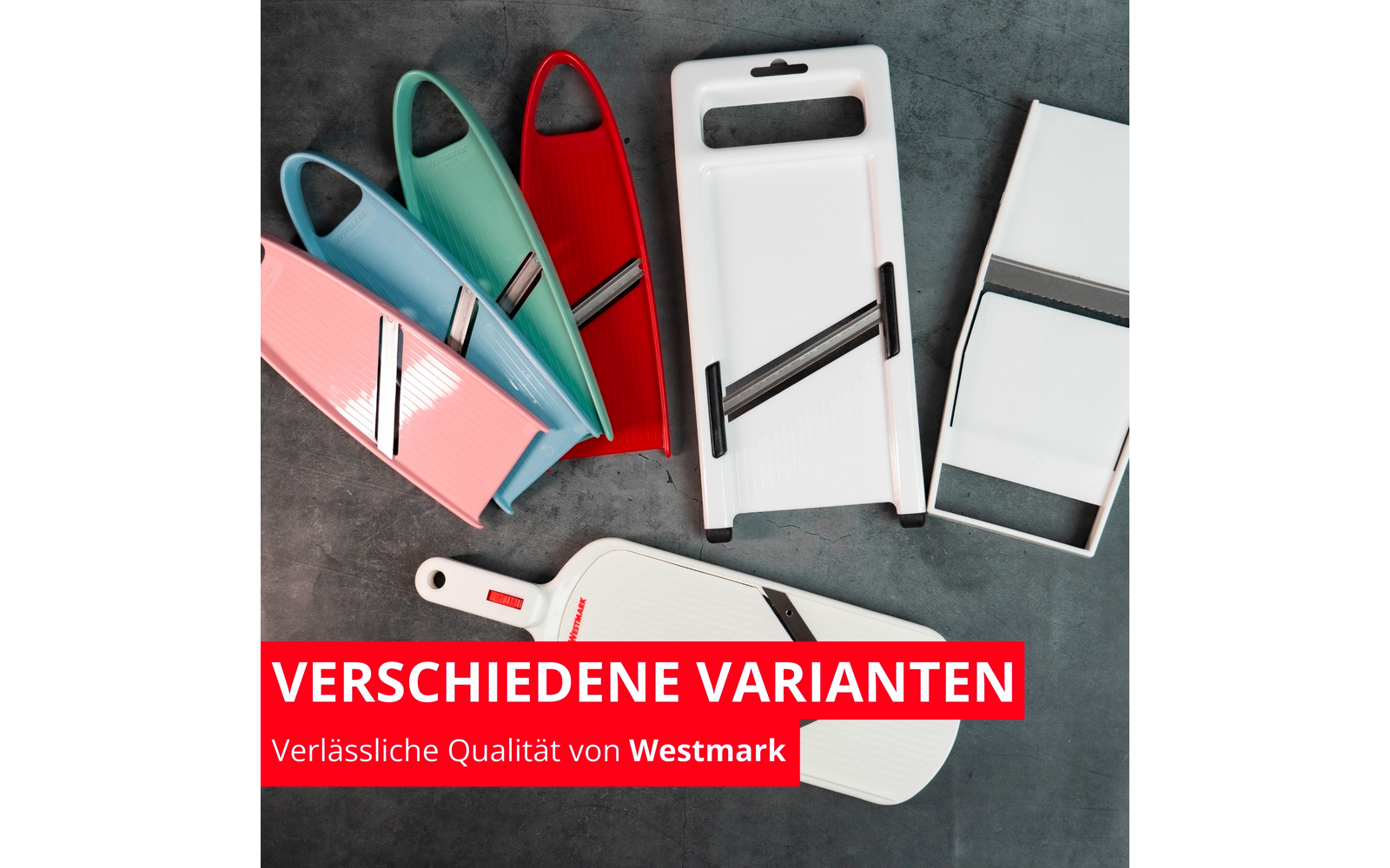 Plusieurs mandolines/rape-légumes rose, turquoise, vert, rouge et blanc sur un fond sombre ; bannière rouge avec texte blanc VERSCHIEDENE VARIANTEN et Verlässliche Qualität von Westmark