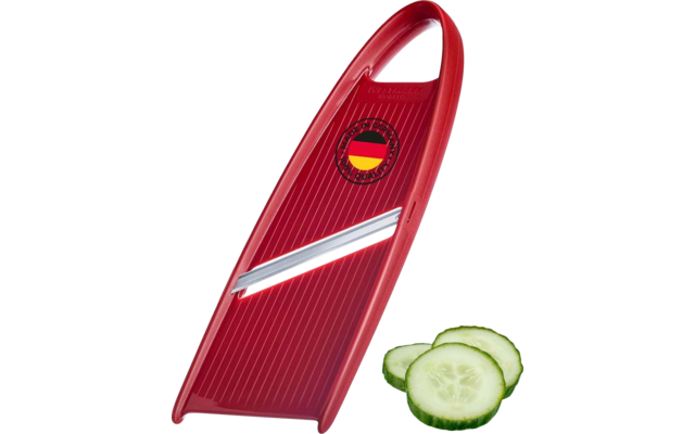 Râpe à légumes rouge avec lame en métal, autocollant du drapeau allemand et trois tranches de concombre à côté