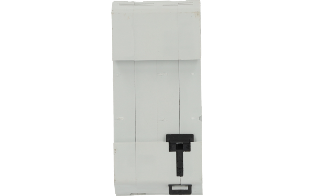 Pièce rectangulaire en plastique blanc avec trois rainures verticales, un pli horizontal au milieu et un loquet en plastique noir en forme de T en bas