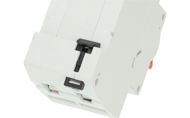 Boîtier rectangulaire en plastique blanc avec un levier noir et deux ouvertures de connexion visibles, pris en photo en léger angle