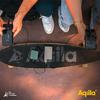 Blick von oben auf ein Skateboard auf dem Boden, umgeben von Beinen und Füßen von drei Personen