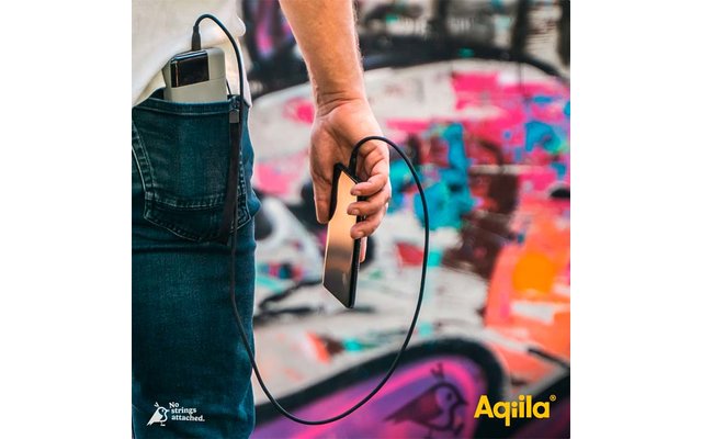 Hand hält eine Fernbedienung mit Kabel vor einem bunten Graffiti-Hintergrund