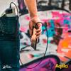 Hand hält eine Fernbedienung mit Kabel vor einem bunten Graffiti-Hintergrund