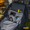 Aufgeklappter schwarzer Rucksack mit verschiedenen Kameraausrüstungen und Zubehör