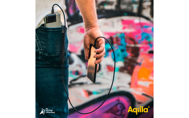 Hand hält eine Fernbedienung mit Kabel vor einem bunten Graffiti-Hintergrund