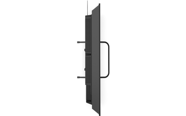 Zijaanzicht van een plat scherm met ventilatiesleuven, een antenne boven achterop, een gebogen handvat aan de achterkant, twee horizontale bevestigingsbeugels en poorten onderaan