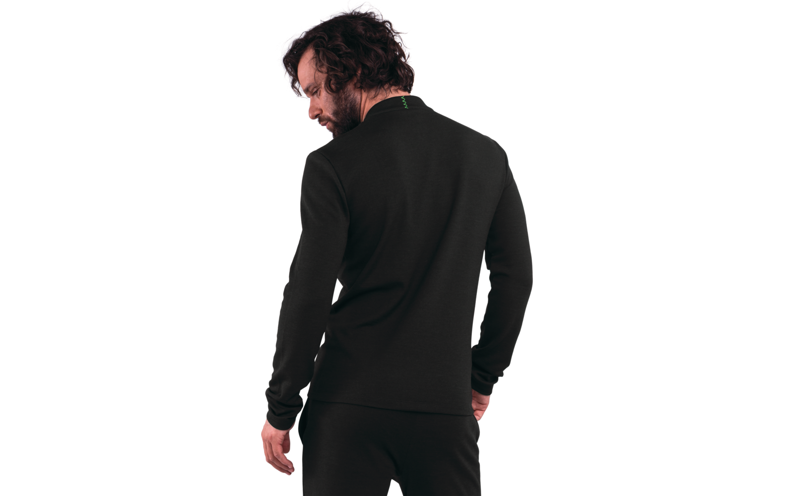 Persona vista da dietro con maglia nera a maniche lunghe e pantaloni neri abbinati, capelli ricci scuri, barba, sfondo bianco
