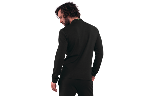 Persona vista da dietro con maglia nera a maniche lunghe e pantaloni neri abbinati, capelli ricci scuri, barba, sfondo bianco