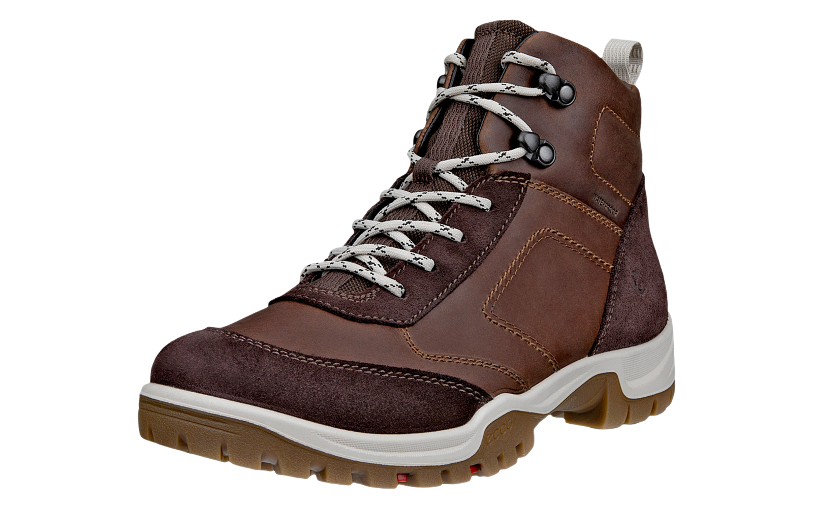 Brauner Wanderschuh mit weißen Schnürsenkeln auf weißem Hintergrund