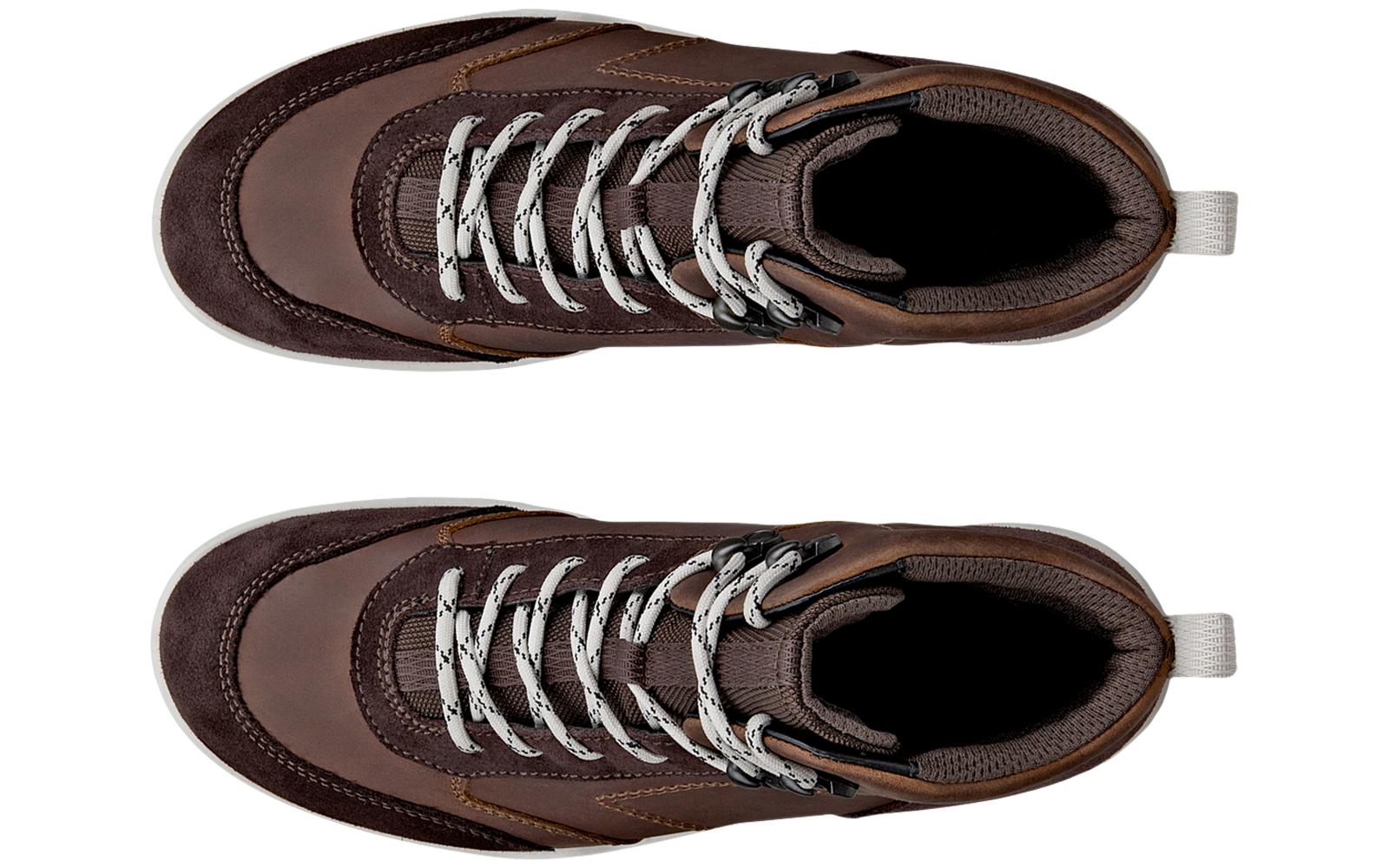 Braune Wanderschuhe von oben mit grauen Schnürsenkeln