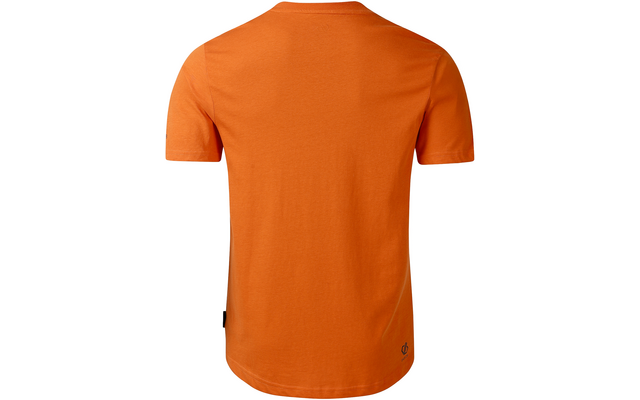 Rückenansicht eines orangefarbenen kurzärmeligen T-Shirts mit Rundhalsausschnitt, schwarzem Etikett an der linken Seitennaht und kleinem dunklem Logo am rechten Saum, auf weißem Hintergrund
