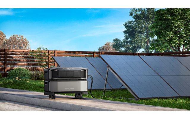 Solaranlage mit mehreren Modulen und einer Sitzbank im Vordergrund, umgeben von Gras und Bäumen